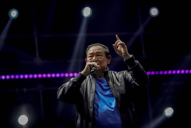 Presiden ke-6 Republik Indonesia, Susilo Bambang Yudhoyono (SBY) tampil memeriahkan konser musik Pestapora 2024 di JIExpo Kemayoran, Jakarta, Jumat (20/9/2024). Foto: Jamal Ramadhan/kumparan