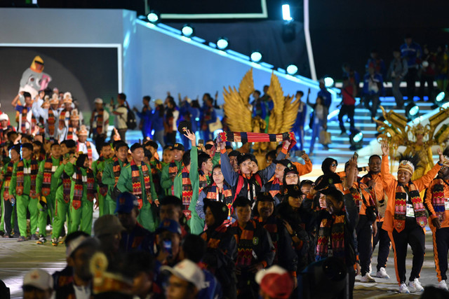 Sejumlah kontigen melakukan defile pada upacara penutupan PON XXI Aceh-Sumut 2024 di Stadion Utama Sumatera Utara, Deli Serdang, Sumatera Utara, Jumat (20/9/2024). Foto: ANTARA FOTO/Iggoy el Fitra