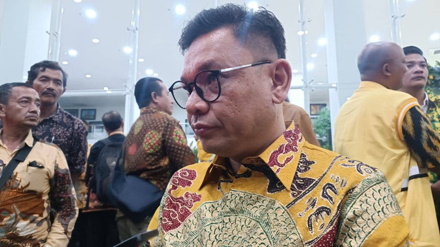 Waketum Partai Golkar, Ace Hasan Syadzily saat diwawancarai wartawan di DPP Partai Golkar, Slipi, Jakarta Barat, Jumat (20/9). Foto: Fadlan Nuril Fahmi/kumparan