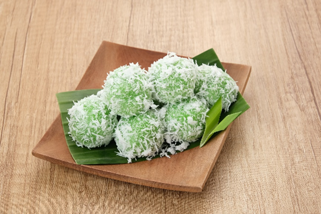 Klepon (Sumber: https://www.shutterstock.com/image-photo/klepon-indonesian-traditional-snack-made-glutinous-2312877087)