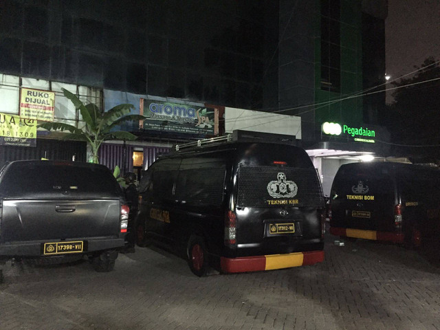 Deretan mobil pasukan Gegana di DPP PBB, Pasar Minggu, Jakarta Selatan, Jumat (20/9) malam. Foto: Lutfan Darmawan/kumparan