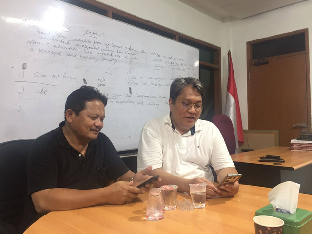 Waketum PBB Randy Bagasyudha (kanan) saat konferensi pers soal letupan di gedung DPP PBB. Lutfan/kumparan