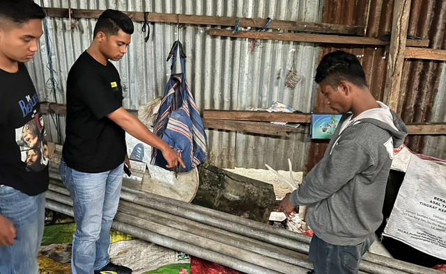 Salah satu pelaku saat berada di lokasi penyimpanan pipa curian.