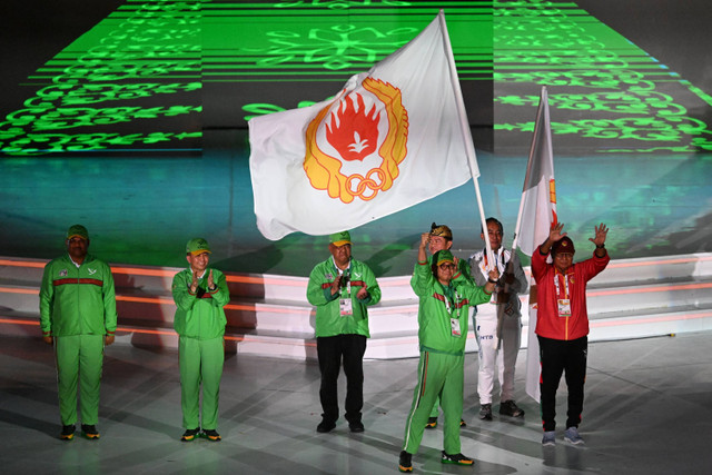 Pj Gubernur NTB Hassanudin didampingi Ketua KONI NTB Mori Hanafi menerima bendera PON disaksikan Ketum KONI Marciano Norman pada penutupan PON XXI Aceh-Sumut 2024 di Stadion Utama Sumatera Utara, Deli Serdang, Sumatera Utara, Jumat (20/9/2024). Foto: Nova Wahyudi/ANTARA FOTO