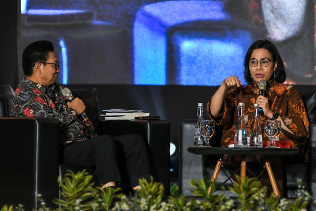 Menteri Keuangan Sri Mulyani bersama mantan Direktur Jenderal Perbendaharaan Kemenkeu tahun 2013-2019 Marwanto Harjowiryono saat sesi diskusi peluncuran buku Sri Mulayani No Limits (SMI) di Kementerian Keuangan RI, Jakarta, Jumat (20/9/2024). Foto: Fakhri Hermansyah/ANTARA FOTO