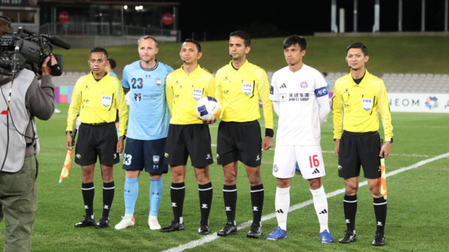 Thoriq Munir Alkatiri sebagai wasit utama, Bangbang Syamsudar sebagai asisten wasit 1, Nurhadi sebagai asisten wasit 2 dan Yudi Nurcahya sebagai wasit cadangan di pertandingan AFC Champions League Two 2024. Foto: Dok. Website PSSI