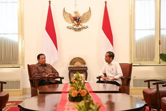 Presiden Joko Widodo (kanan) berbincang dengan Presiden ke-6 Susilo Bambang Yudhoyono saat melakukan pertemuan di Istana Merdeka, Jakarta, Sabtu (21/9/2024). Foto: Sigid Kurniawan/ANTARA FOTO 