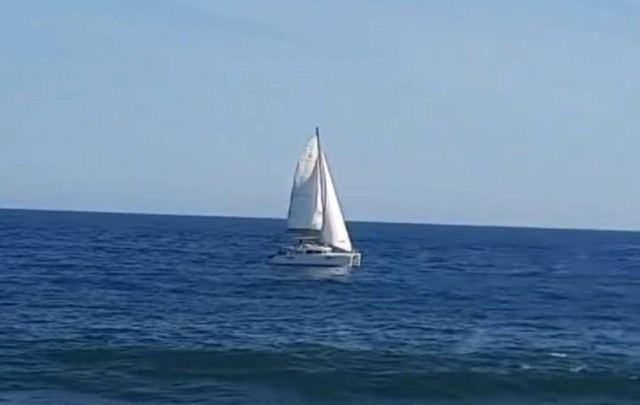 Kapal layar asing yang ditumpangi dua turis asal Australia saat melintas di perairan Pantai Glagah, Kulon Progo, Jumat (20/9). Foto: SAR Glagah