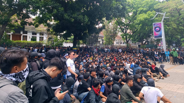 Sejumlah bobotoh berkumpul di depan Graha Persib, Bandung, Sabtu (21/9/2024).  Foto: Robby Bouceu/kumparan