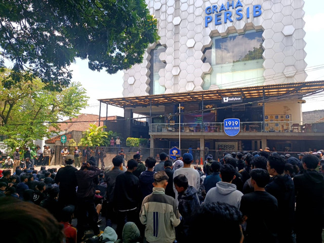 Sejumlah bobotoh berkumpul di depan Graha Persib, Bandung, Sabtu (21/9/2024).  Foto: Robby Bouceu/kumparan