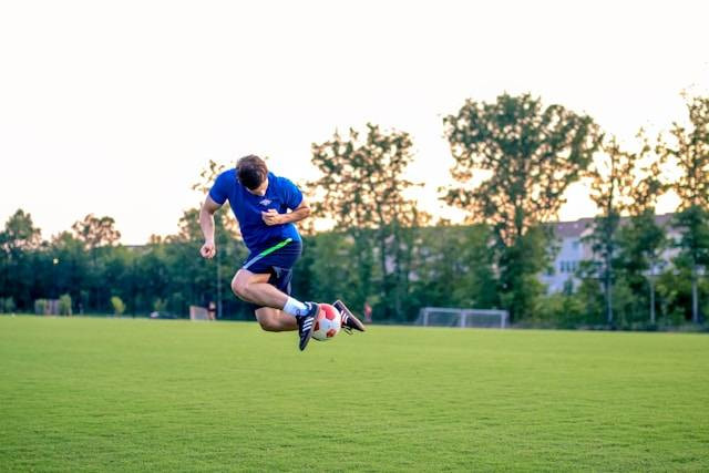 Ilustrasi Posisi Pergelangan Kaki Saat Mengumpan atau Menendang Bola dengan Punggung Kaki. Foto: dok. Unsplash/Ruben Leija