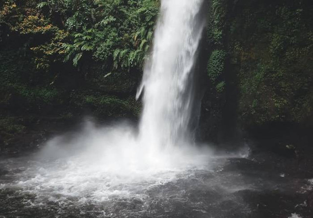 Curug Sawer Sukabumi. Foto adalah Curug Sawer. Sumber: Unsplash/Alvian Hasby