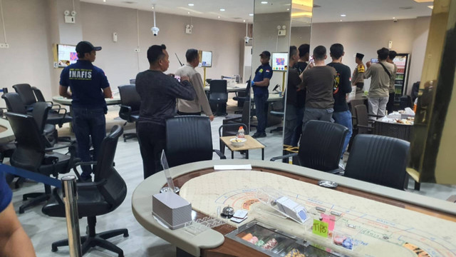 Polisi menggerebek kasino berkedok tempat karaoke di Semarang Barat, Kota Semarang. Foto: Dok. Polrestabes Semarang