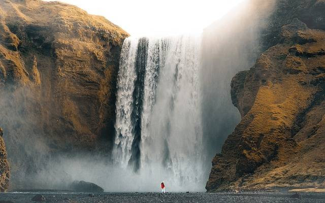 Curug terdekat dari Jakarta. Foto hanyalah ilustrasi, bukan tempat yang sebenarnya. Sumber: Pixabay/nicolasjaegergaard