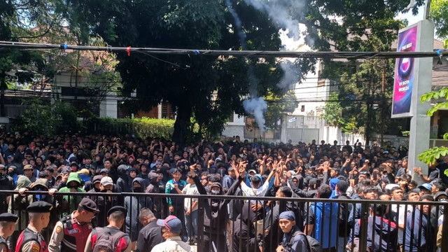 Demo di Grara Persib memanas, terjadi pelemparan botol plastik, batu, dan petasan. Foto: Robby Bouceu/kumparan