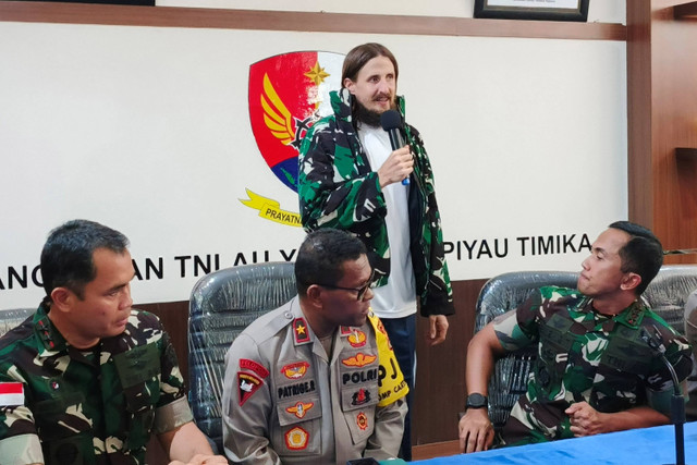 Pilot Susi Air Phillip Mark Mehrtens berbicara dalam konferensi pers terkait pembebasan dirinya dari penyanderaan Tentara Pembebasan Nasional Papua Barat-Organisasi Papua Merdeka (TPNPB-OPM) di Kabupaten Mimika, Papua Tengah, Sabtu (21/9/2024). Foto: Marcell/Antara Foto