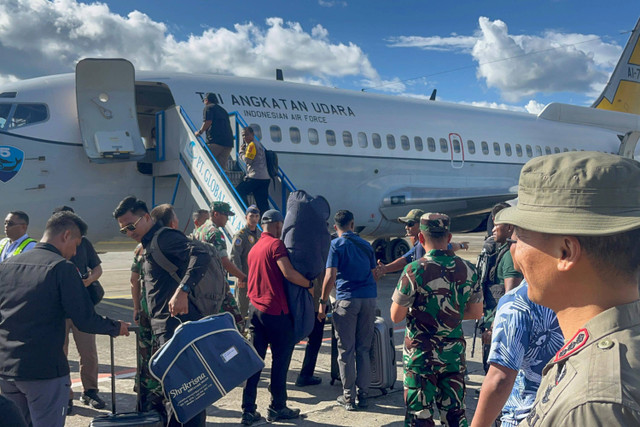 Sejumlah petugas memasuki pesawat Boeing 737-200 dengan nomer registrasi AI-7301 milik TNI AU untuk membawa pilot Susi Air Phillip Mark Mehrtens ke Jakarta dari Pangkalan TNI AU Yohanis Kapiyau Timika, di Kabupaten Mimika, Papua Tengah, Sabtu (21/9). Foto: Marcell/Antara Foto