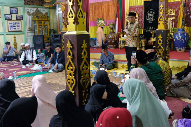 Bacagub Kalbar Sutarmidji bersilatuhrami dengan tokoh masyarakat Kabupaten Sanggau. Foto: Dok. Istimewa