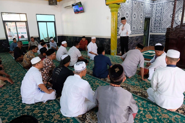 Bacagub Kalbar, Sutarmidji, memberikan tausiah di Masjid Miftahul Jannah. Foto: Dok. Istimewa