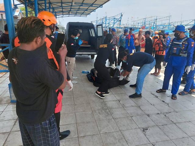 Petugas mengevakuasi jasad salah satu ABK KM Kaya Sampurna 7 GT.56. Foto: Dok. Polres Kubu Raya