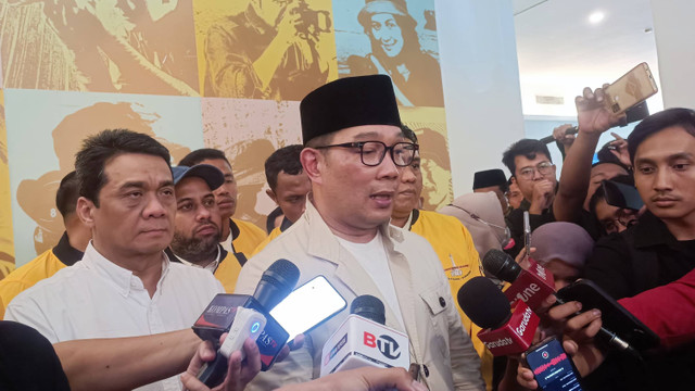 Ridwan Kamil bersama Ketua Tim Pemenangannya Ariza Patria di Hotel Cityloog, Tebet, Jaksel, Sabtu (21/9/2024). Foto: Luthfi Humam/kumparan