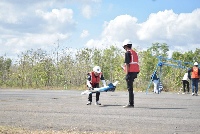 Tim Bayucaraka ITS saat bertanding pada kategori Racing Plane dengan pesawat andalannya, Palkonjet di ajang Kontes Robot Terbang Indonesia (KRTI) 2024. Foto: Humas ITS