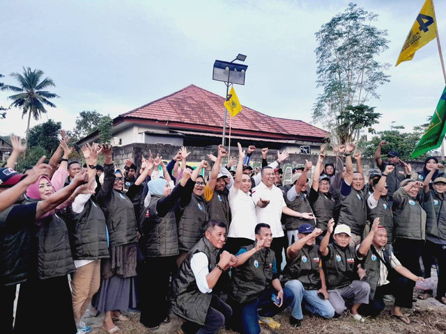  AJP-ASLI saat pengukuhan Tim Pemenangan di Kecamatan Puuwatu. Foto: Dok Istimewa.