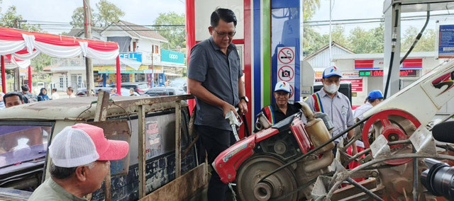 Wakil Bupati Sleman Danang Maharsa mengisikan BBM untuk traktor milik petani di Sleman. Foto: M Wulan/Tugu Jogja