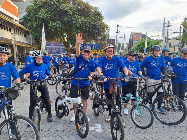 Prof Edy saat mengikuti gowes (Humas UWM)