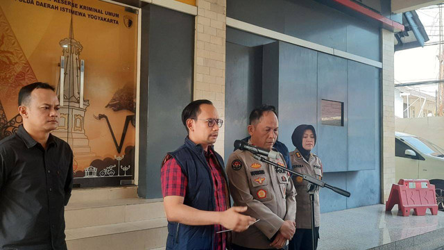 Direktur Reserse Kririminal Umum (Dirreskrimum) Polda DIY, FX Endriadi saay memberikan progres laporan terkait kasus pencurian dan penganiayaan di Kantor Damkar Unit Godean pada, Sabtu (21/9/2024). Foto: Hadid H/Tugu Jogja