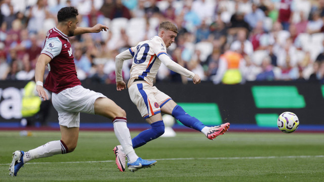 Cole Palmer dari Chelsea mencetak gol ketiga mereka ke gawang West Ham United dalam Liga Premier Stadion London, London, Inggris - 21 September 2024. Foto: Reuters/Andrew Couldridge