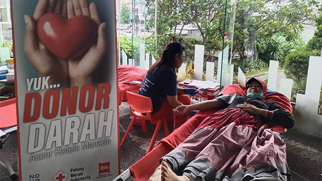 Kegiatan donor darah di Hotel Ibis Manado.