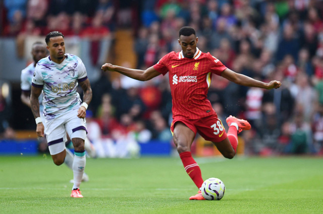 Ryan Gravenberch dari Liverpool melewati pertahanan pemain AFC Bournemouth di Liga Premier pada 21 September 2024. Foto: REUTERS/Peter Powell