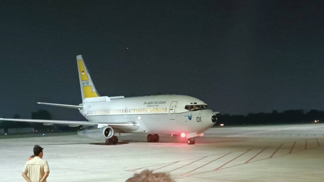 Pesawat TNI Angkatan Udara yang membawa Pilot Susi Air, Kapten Philip Mark Mehrtens tiba di Bandara Halim Perdanakusuma, Jakarta Timur, Sabtu (21/9) malam Foto: Fadlan Nuril Fahmi/kumparan