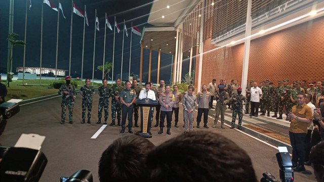 Konferensi pers Menko Polhukam, Hadi Tjahjanto usai kedatangan Pilot Susi Air, Kapten Philip Mark Mehrtens di Bandara Halim Perdanakusuma, Jakarta Timur, Sabtu (21/9). Foto: Fadlan Nuril Fahmi/kumparan