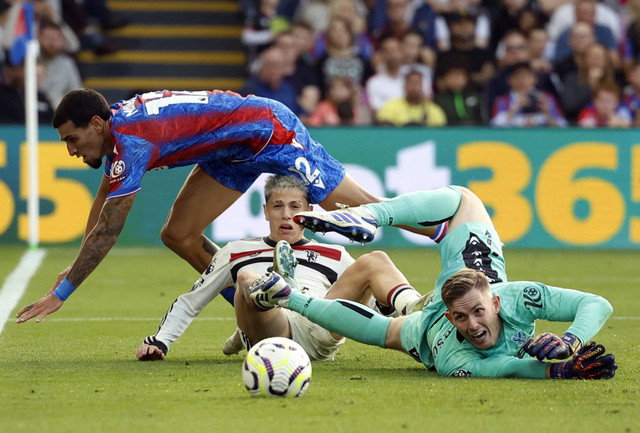 Kemelut Alejandro Garnacho dengan Dean Henderson saat Crystal Palace vs Manchester United dalam matchday 5 Liga Inggris 2024/25 di Stadion Selhurst Park, Sabtu (21/9) malam WIB. Foto: Action Images via Reuters/Peter Cziborra