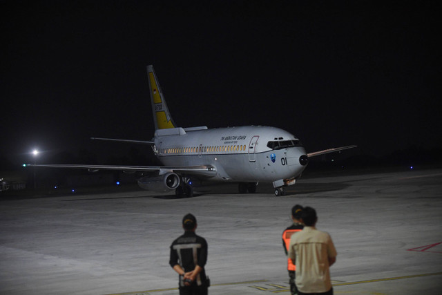 Pesawat Boeing 737-200 dengan nomer registrasi AI-7301 milik TNI AU yang membawa pilot Susi Air Phillip Mark Mehrtens tiba di Base Ops Lanud Halim Perdanakusuma, Jakarta, Sabtu (21/9/2024). Foto: ANTARA FOTO/Indrianto Eko Suwarso