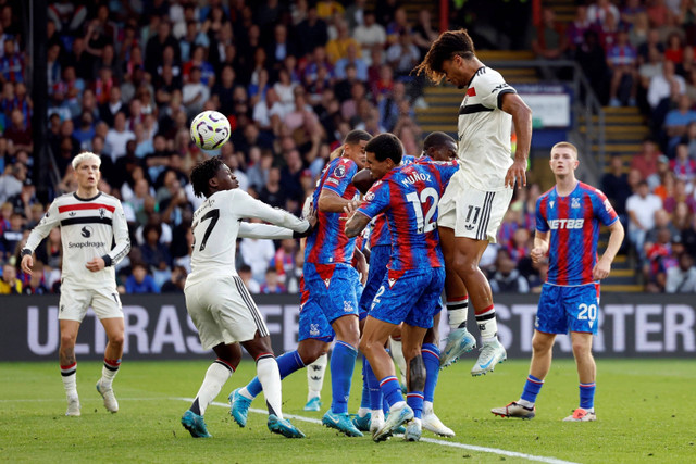 Pemain Manchester United Joshua Zirkzee menyundul bola ke arah gawang Crystal Palace pada pertandingan Liga Inggris di Selhurst Park, London, Inggris, Sabtu (21/9/2024). Foto: Peter Cziborra/REUTERS 