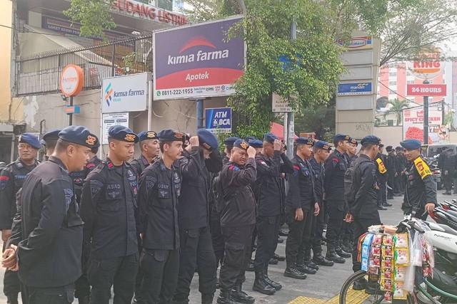 Suasana pengamanan jelang penetapan paslon Pilgub Jakarta di KPU DKI Jakarta, Minggu (22/8/2024). Foto: Zamachsyari/kumparan