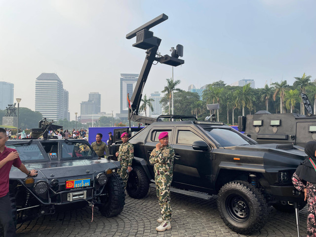 Masyarakat berfoto bersama dengan alutsista TNI dalam rangkaian perayaan HUT ke-79 TNI di kawasan Monas, Jakarta, Minggu (22/9/2024). Foto: Fadhil Pramudya/kumparan