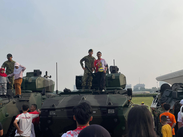 Masyarakat berfoto bersama dengan alutsista TNI dalam rangkaian perayaan HUT ke-79 TNI di kawasan Monas, Jakarta, Minggu (22/9/2024). Foto: Fadhil Pramudya/kumparan