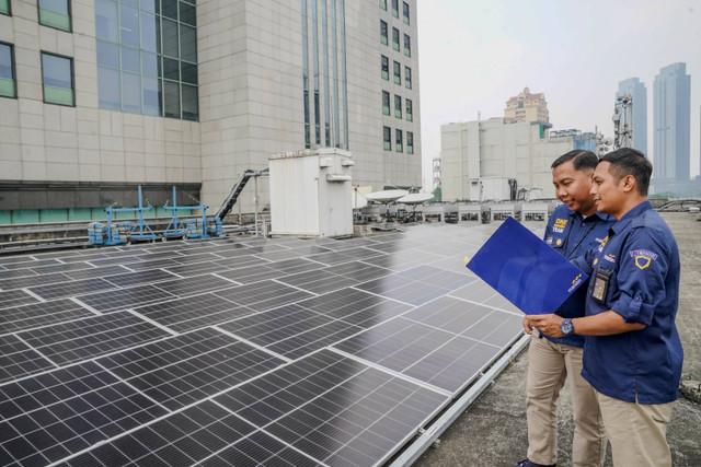 Bank Mandiri memperluas komitmen mereka mendukung energi terbarukan dan implementasi green building dengan memasang solar panel. Foto: Bank Mandiri