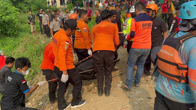 Evakuasi 7 mayat yang ditemukan di Kali Bekasi. Foto: SAR Jakarta