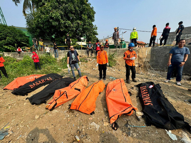 Evakuasi 7 mayat yang ditemukan di Kali Bekasi. Foto: SAR Jakarta