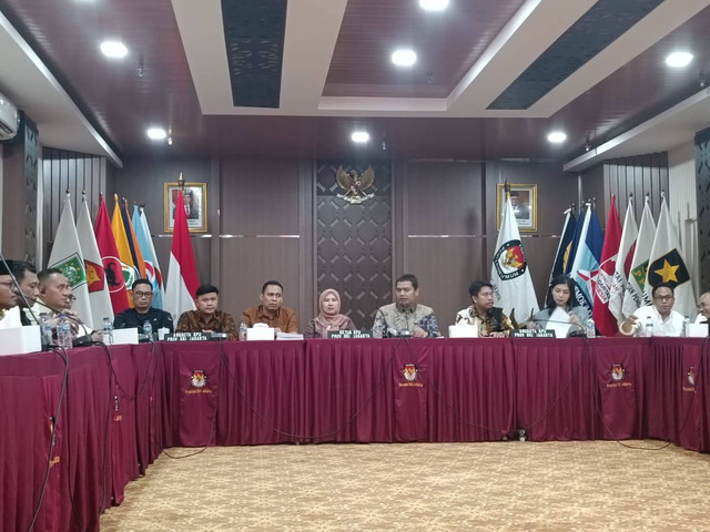 KPU DKI Jakarta menggelar rapat pleno penetapan paslon untuk Pilgub Jakarta 2024 di Kantor KPU DKI Jakarta, Jakarta Pusat, Minggu (22/9/2024). Foto: Zamachsyari/kumparan