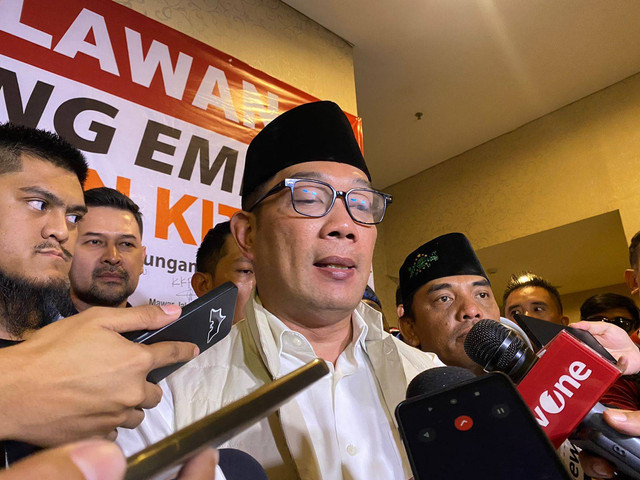 Bakal Calon Gubernur Jakarta Ridwan Kamil ditemui usai deklarasi Relawan Bang Emil Teman Kita di Favehotel, Jakarta Timur pada Minggu (22/9/2024). Foto: Abid Raihan/kumparan