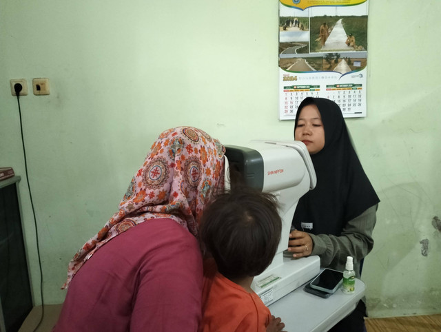 Salah satu warga menjalani proses pemeriksaan mata. Foto: Hengki Pradani