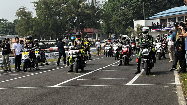 Balap motor konversi BBM menjadi motor listrik di acara PLN EV Conversion Race 2024 di Sentul International Karting Circuit, Kabupaten Bogor, Jawa Barat Minggu (22/9/2024). Foto: Widya Islamiati/kumparan