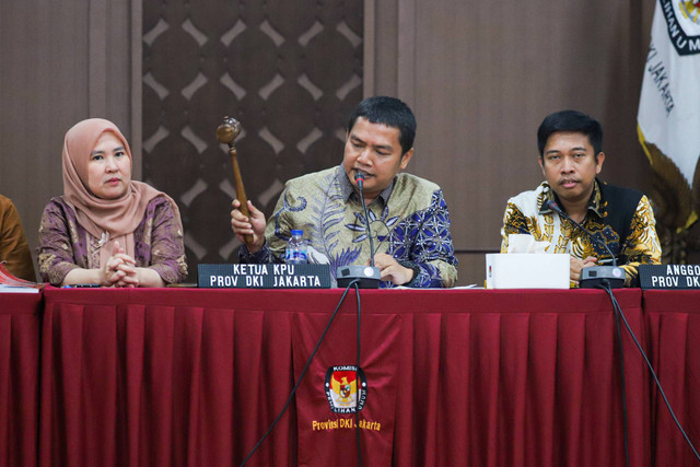 KPU DKI Jakarta menggelar rapat pleno penetapan paslon untuk Pilgub Jakarta 2024 di Kantor KPU DKI Jakarta, Jakarta Pusat, Minggu (22/9/2024). Foto: Iqbal Firdaus/kumparan