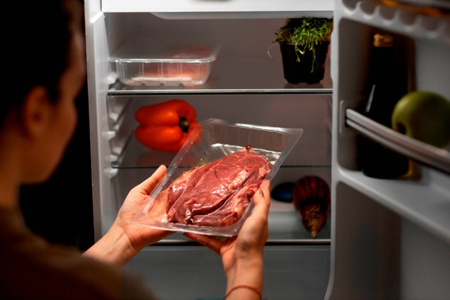 Ilustrasi metode thawing daging dalam lemari es (Foto: FreePik)